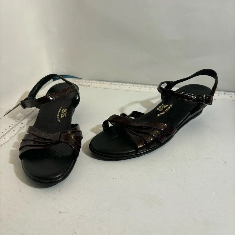 SAS tripod comfort patent leather burgundy strapped platform sandals in size 9.5